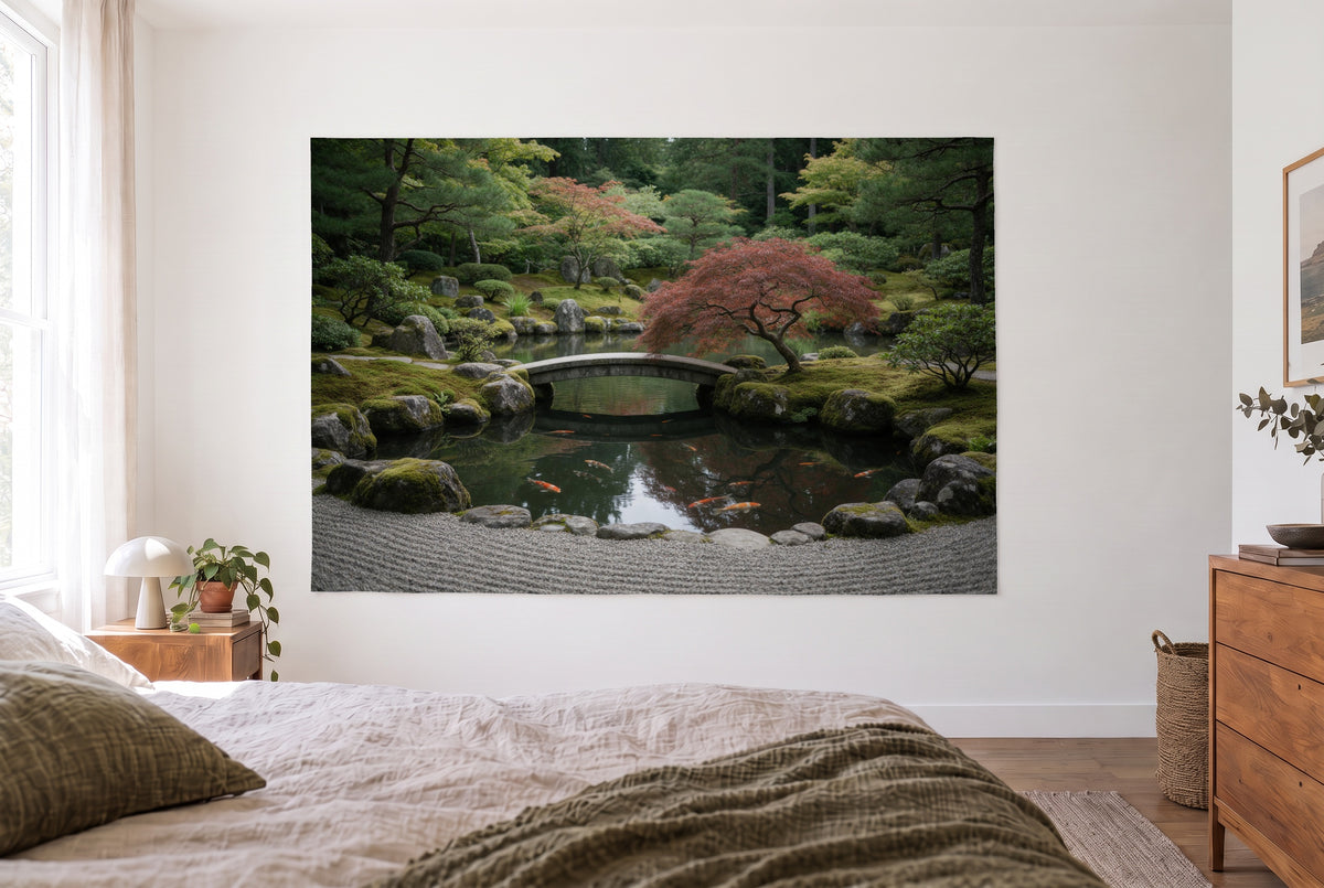 Tenture jardin zen japonais dans une chambre claire face au lit, commode en bois à droite – vert et rouge
