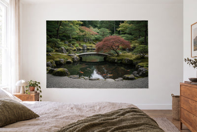 Tenture jardin zen japonais dans une chambre claire face au lit, commode en bois à droite – vert et rouge