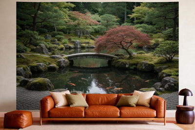 Déco murale dans un salon chaleureux au-dessus du canapé en cuir : tenture murale Jardin zen japonais, imprimée sur tissu