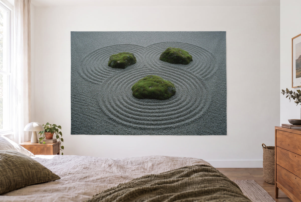 Tenture jardin zen au gravier ratissé dans une chambre claire face au lit, une commode en bois à droite – gris et vert