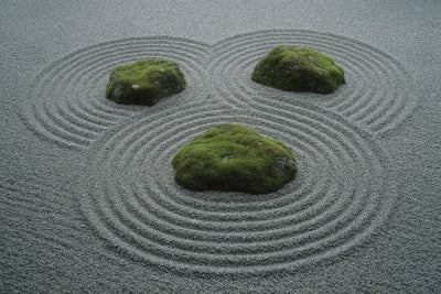 Jardin zen avec trois pierres moussues dans des cercles de gravier ratissé, tenture murale imprimée sur tissu – gris et vert