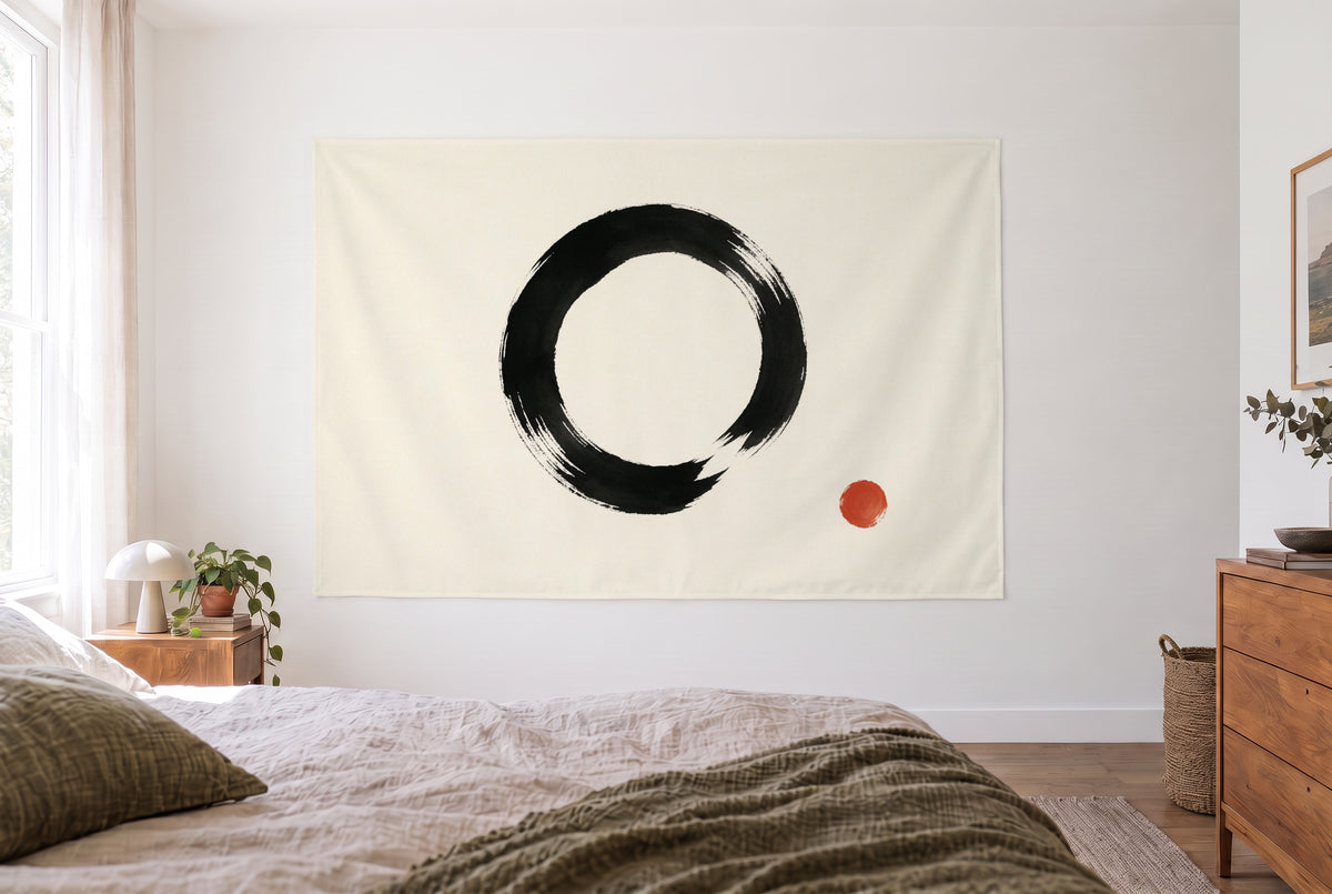 Wandtuch Zen-Kreis Enso im hellen Schlafzimmer gegenüber dem Bett, rechts eine Holzkommode – Schwarz, Creme und Rot