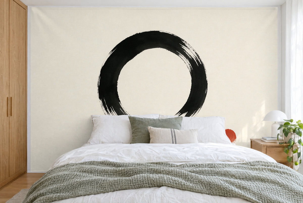 Grosses Wandtuch Zen-Kreis Enso im Schlafzimmer wandfüllend hinter dem Bett – Wandbehang aus Stoff