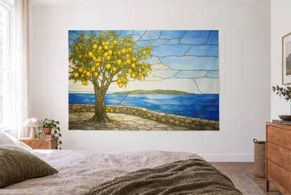 Wandtuch Zitronenbaum als Glasmalerei im hellen Schlafzimmer gegenüber dem Bett, rechts eine Holzkommode – Gelb und Blau