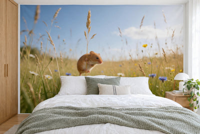 Bedruckter Stoff im XXL-Format: Zwergmaus links der Mitte am Grashalm vor Sommerwiese und Himmel, wandfüllend hinter dem Bett