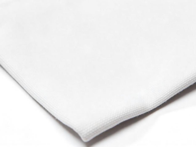 Nahaufnahme Stoffecke ohne Ösen: weisses Polyester mit sauber vernähtem Saum – Befestigungsvariante ohne Ösen