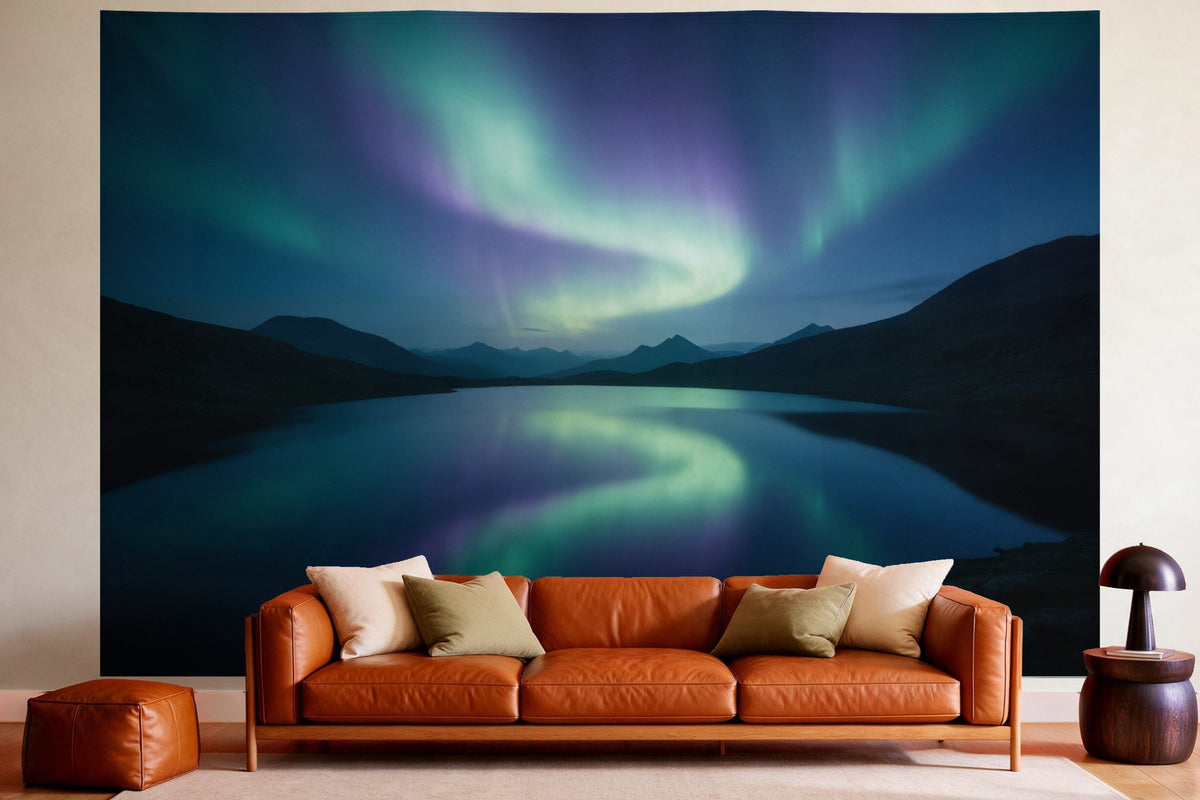 Tapiz de pared XXL con auroras boreales sobre un lago de montaña como decoración en un salón acogedor sobre el sofá de cuero