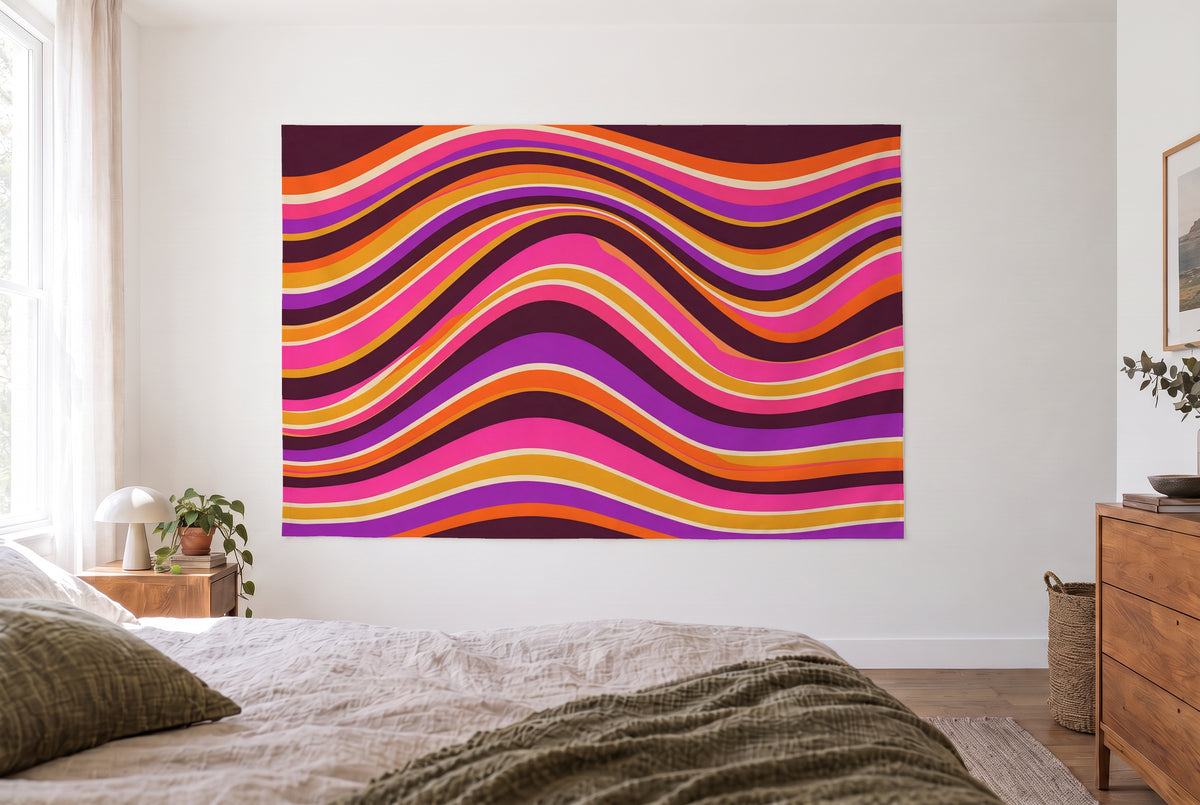 Wandtuch Groovy Retro-Wellen im 70er-Stil im hellen Schlafzimmer gegenüber dem Bett, rechts eine Holzkommode – Pink