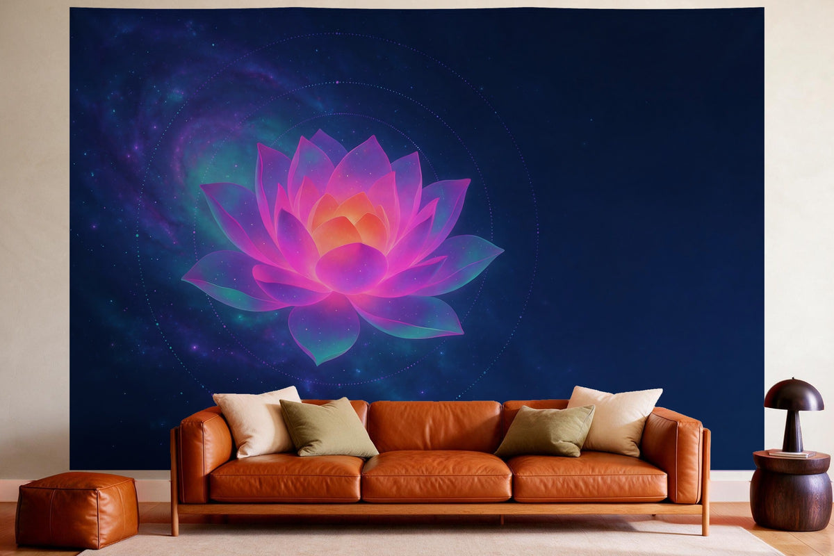 Wanddeko im gemütlichen Wohnzimmer über dem Ledersofa: Wandtuch Kosmischer Lotus vor einer Galaxie, auf Stoff gedruckt
