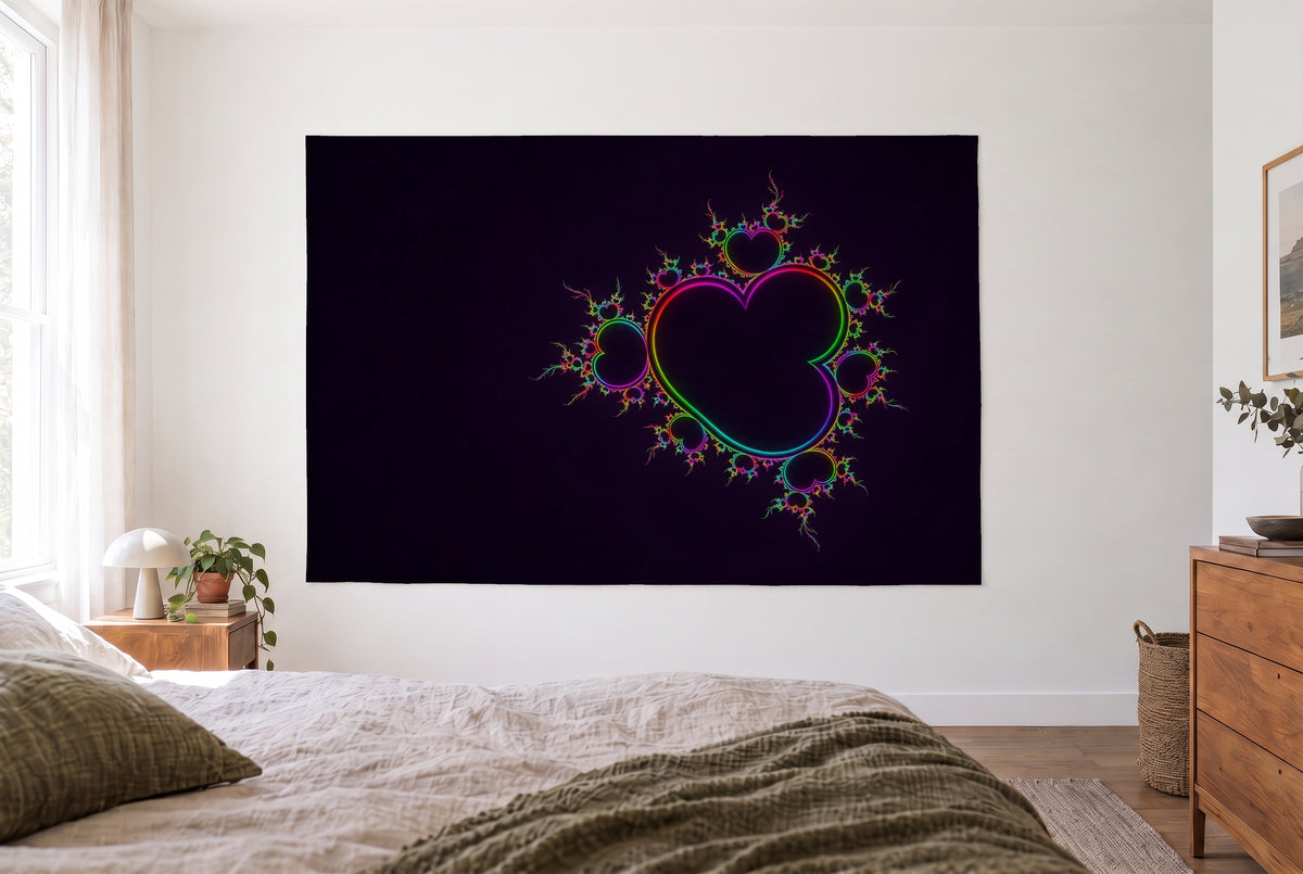 Wandtuch Neon-Fraktal in Regenbogenfarben im hellen Schlafzimmer gegenüber dem Bett, rechts eine Holzkommode