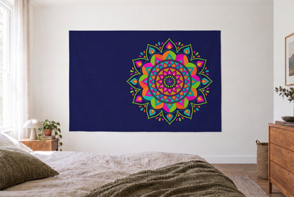 Wandtuch Neon-Mandala auf Nachtblau im hellen Schlafzimmer gegenüber dem Bett, rechts eine Holzkommode – Rosa und Orange