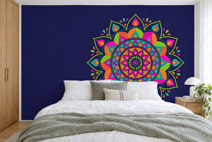 Bedruckter Stoff im XXL-Format: leuchtendes Mandala rechts auf nachtblauem Grund, wandfüllend hinter dem Bett