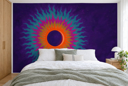 Tela impresa XXL: eclipse solar vivo a la izquierda sobre cielo estrellado violeta, pared entera tras la cama