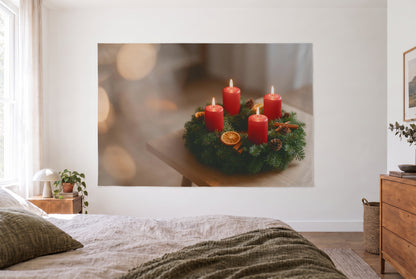 Wandtuch Adventskranz mit vier roten Kerzen im hellen Schlafzimmer gegenüber dem Bett, rechts eine Holzkommode – Grün und Rot