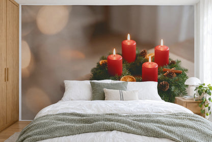 Bedruckter Stoff im XXL-Format: Adventskranz mit vier Kerzen rechts, links weiche Lichter, wandfüllend hinter dem Bett