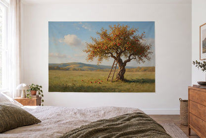 Wandtuch Apfelbaum voller Äpfel im Herbst im hellen Schlafzimmer gegenüber dem Bett, rechts eine Holzkommode – Rot und Gelb