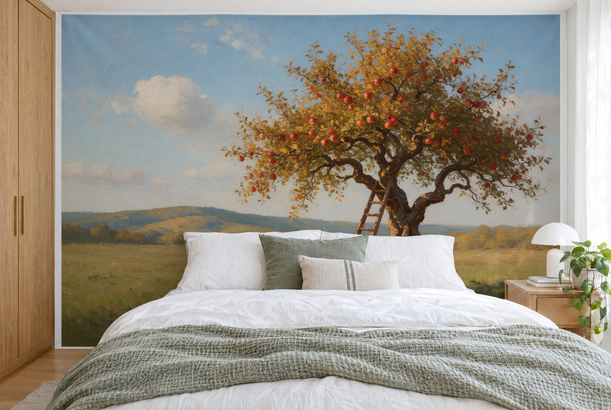 Bedruckter Stoff im XXL-Format: Apfelbaum mit roten Äpfeln rechts, Hügel und blauer Himmel, wandfüllend hinter dem Bett