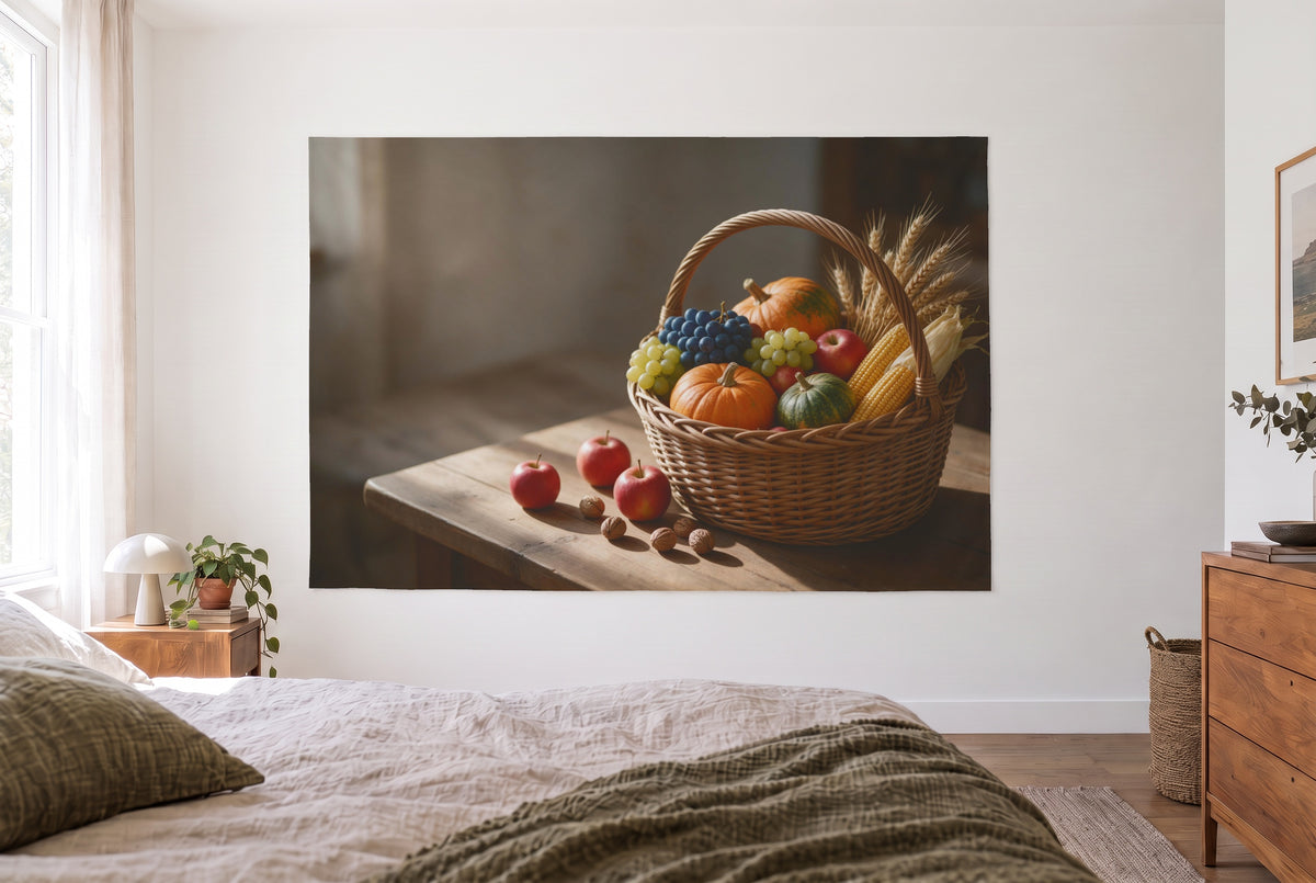 Wandtuch Erntedank-Korb mit Kürbissen und Trauben im hellen Schlafzimmer gegenüber dem Bett, rechts eine Holzkommode – Orange