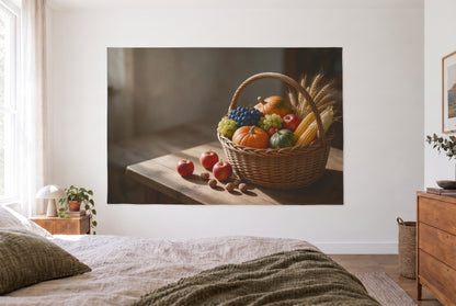 Wandtuch Erntedank-Korb mit Kürbissen und Trauben im hellen Schlafzimmer gegenüber dem Bett, rechts eine Holzkommode – Orange