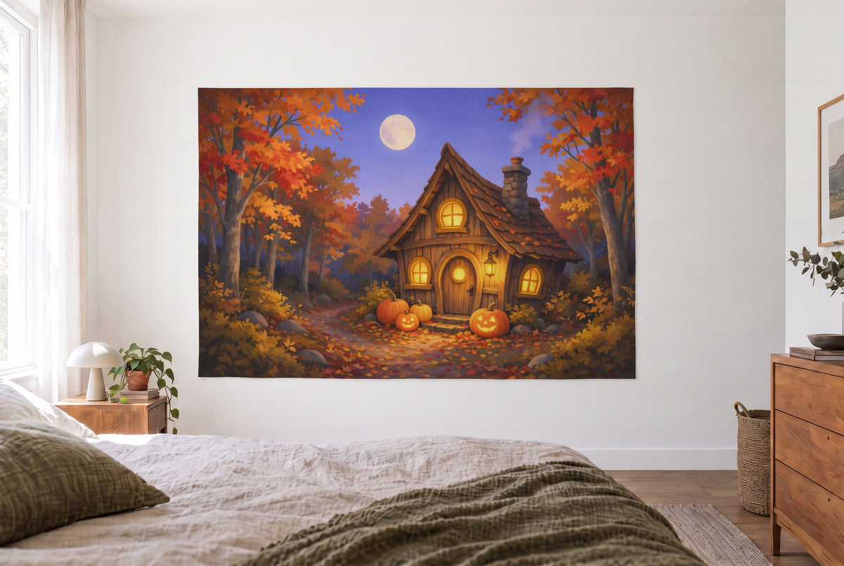 Wandtuch Halloween-Hexenhaus im Herbstwald im hellen Schlafzimmer gegenüber dem Bett, rechts eine Holzkommode – Orange