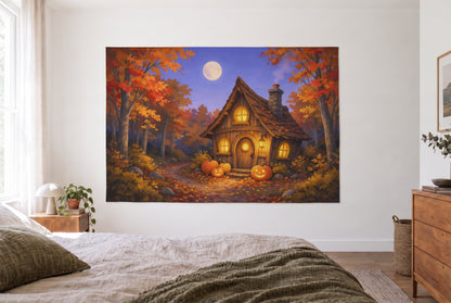 Wandtuch Halloween-Hexenhaus im Herbstwald im hellen Schlafzimmer gegenüber dem Bett, rechts eine Holzkommode – Orange