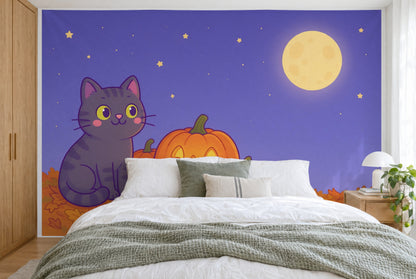 Bedruckter Stoff im XXL-Format: graue Katze und Kürbislaterne links, rechts der Mond, wandfüllend hinter dem Bett