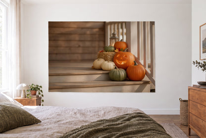 Wandtuch Halloween-Kürbisse auf der Holzveranda im hellen Schlafzimmer gegenüber dem Bett, rechts eine Holzkommode – Orange