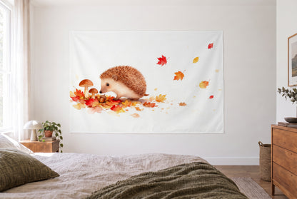 Wandtuch Igel im Herbstlaub im hellen Schlafzimmer gegenüber dem Bett, rechts eine Holzkommode – Orange und Rot