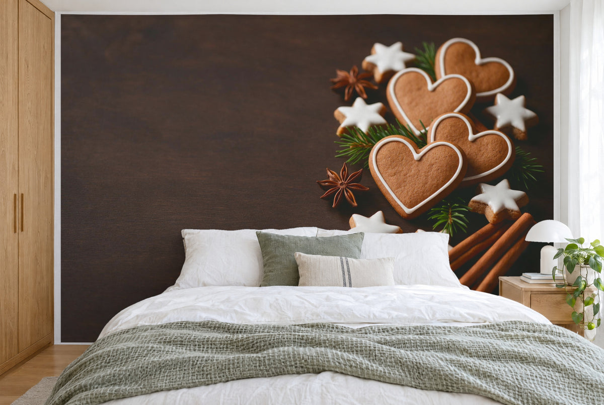 Tissu imprimé XXL : cœurs en pain d'épices et étoiles cannelle à droite, bois calme à gauche, mur entier derrière le lit