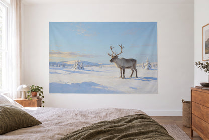 Wandtuch Rentier in der Schneelandschaft im hellen Schlafzimmer gegenüber dem Bett, rechts eine Holzkommode – Weiss und Blau