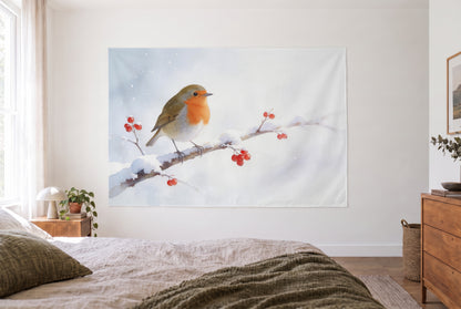 Wandtuch Rotkehlchen auf verschneitem Zweig im hellen Schlafzimmer gegenüber dem Bett, rechts eine Kommode – Orange