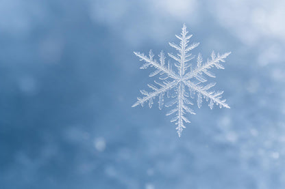 Flocon de neige, fin cristal de glace en gros plan sur fond bleu glacier, tenture murale imprimée sur tissu – bleu et blanc