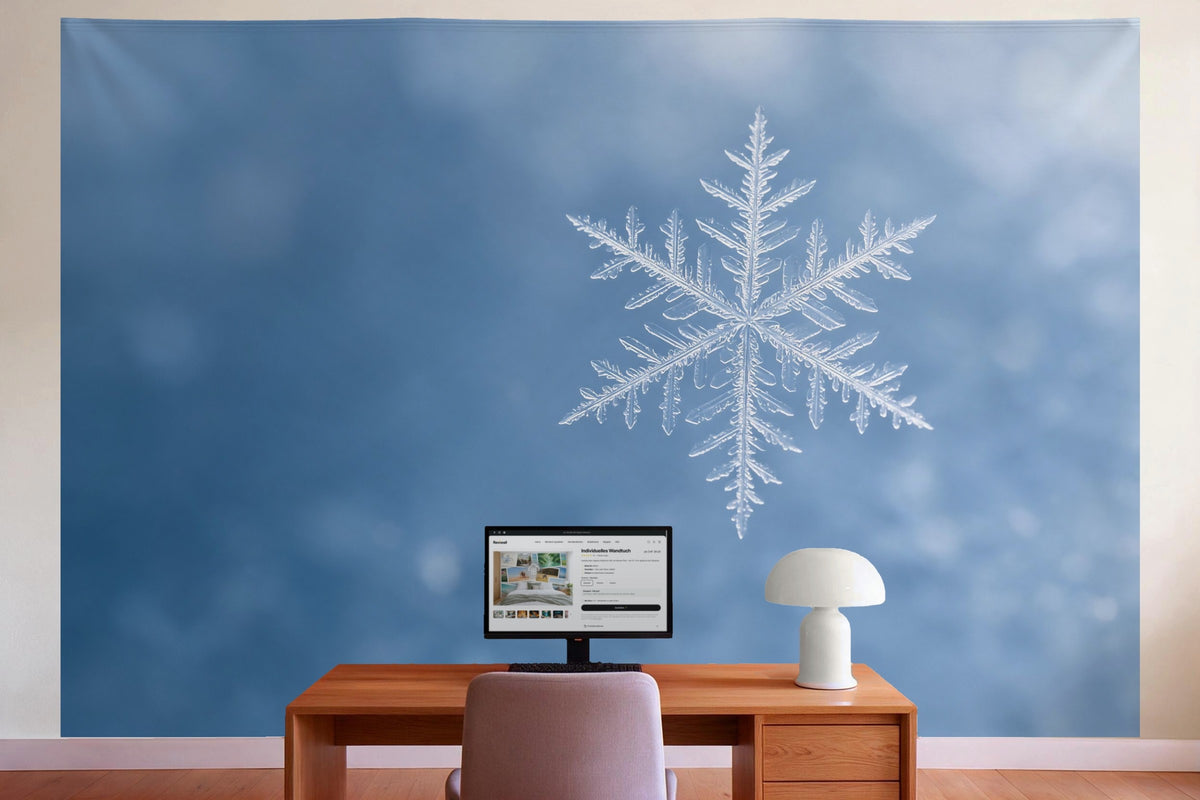 Wanddeko im Büro hinter dem Schreibtisch: Wandtuch Schneeflocke in Nahaufnahme, auf Stoff gedruckt