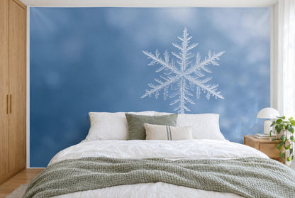 Tissu imprimé XXL : cristal de glace à six branches à droite du centre sur fond bleu, mur entier derrière le lit