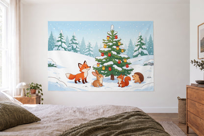 Wandtuch Waldtiere am Weihnachtsbaum im hellen Schlafzimmer gegenüber dem Bett, rechts eine Holzkommode – Grün und Orange