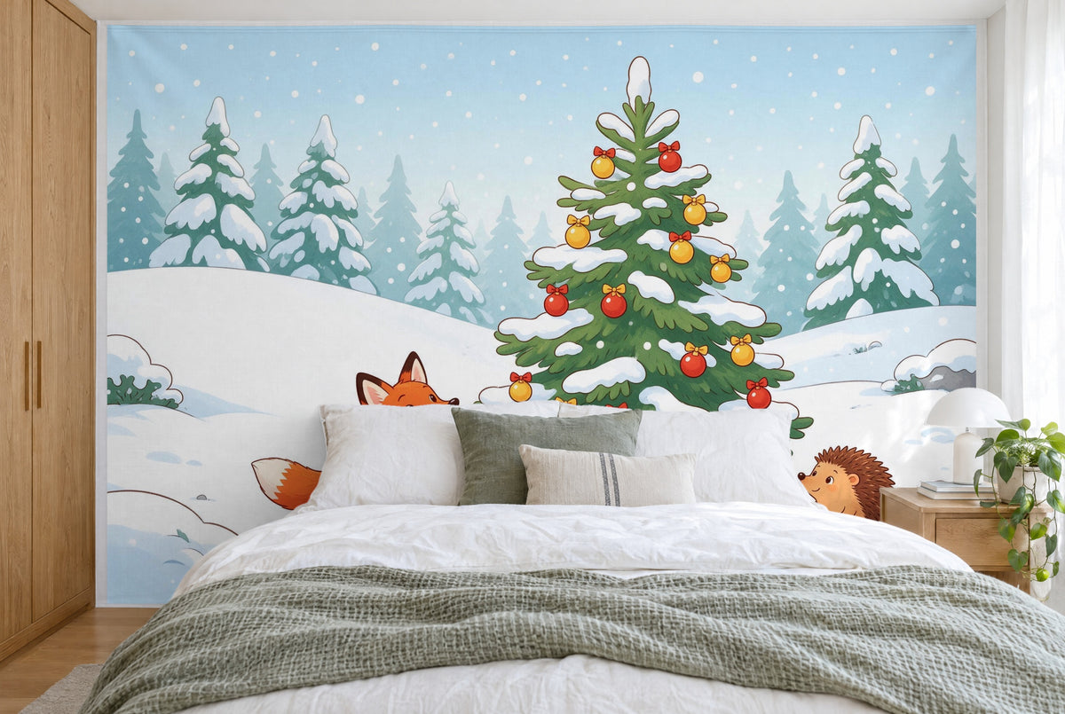 Bedruckter Stoff im XXL-Format: Tannenbaum mit Kugeln rechts der Mitte, Fuchs und Igel im Schnee, wandfüllend hinter dem Bett