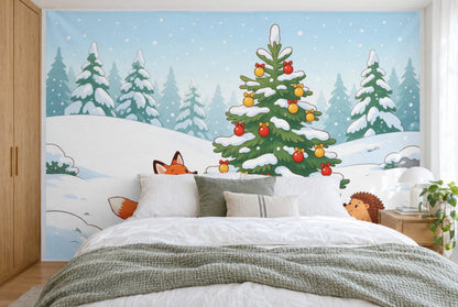 Bedruckter Stoff im XXL-Format: Tannenbaum mit Kugeln rechts der Mitte, Fuchs und Igel im Schnee, wandfüllend hinter dem Bett
