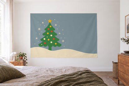 Tenture sapin de Noël sous la neige dans la chambre claire face au lit, commode en bois à droite – vert rouge gris-bleu