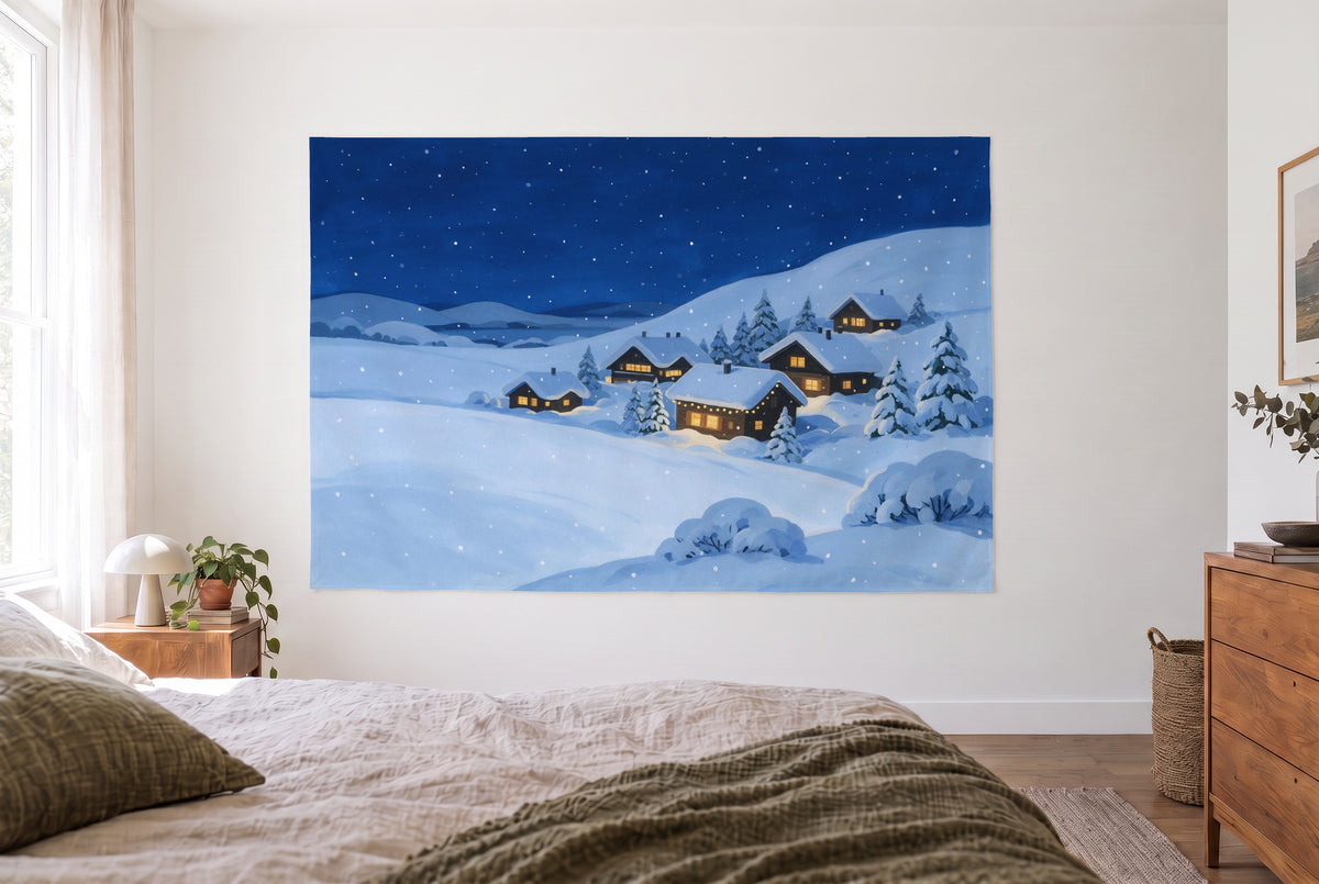 Wandtuch Winterdorf mit Lichterfenstern im hellen Schlafzimmer gegenüber dem Bett, rechts eine Holzkommode – Blau Weiss Gelb
