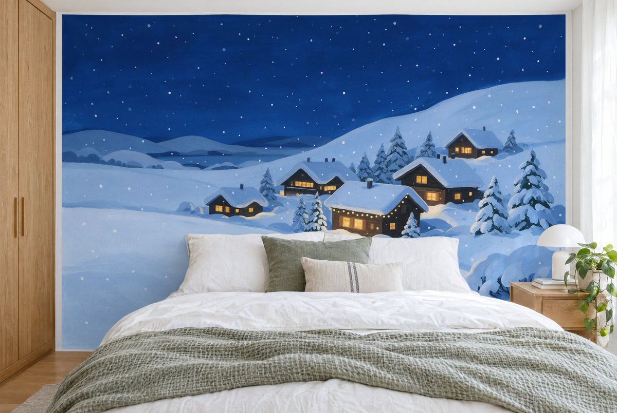 Bedruckter Stoff im XXL-Format: verschneites Winterdorf mit Lichterkette rechts unter Sternen, wandfüllend hinter dem Bett