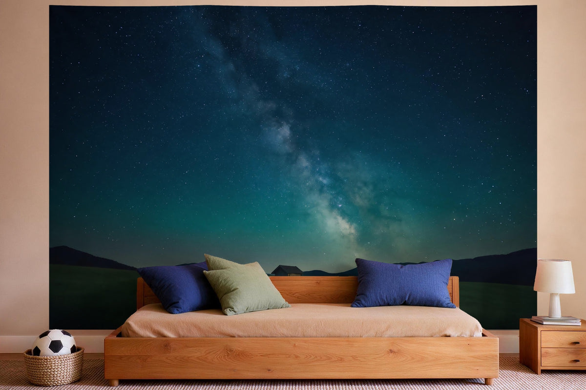 Wanddeko im Jungen-Kinderzimmer: Wandtuch mit Sternenhimmel über der Almhütte, auf Stoff gedruckt