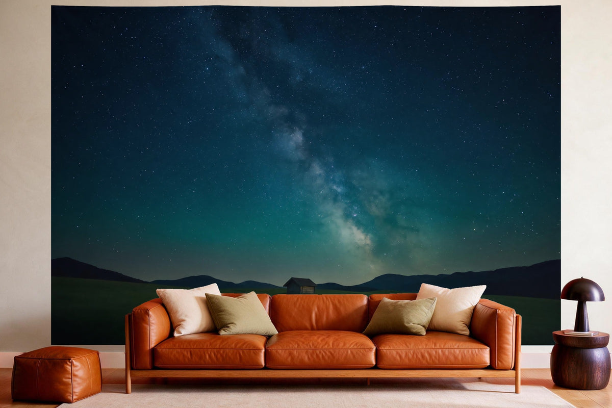 Wandtuch XXL mit Sternenhimmel über der Almhütte als Wanddeko im gemütlichen Wohnzimmer über dem Ledersofa