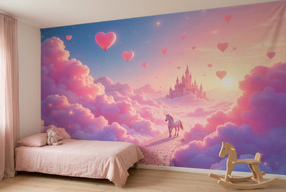 Tapiz Unicornio en un cuarto de niña sobre la cama rosa, junto a un caballito balancín de madera – castillo y corazones